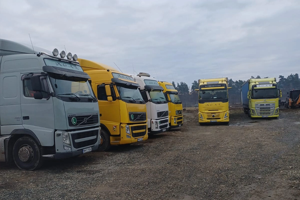 Camioanele din flota MGAL parcate la garajul companiei
