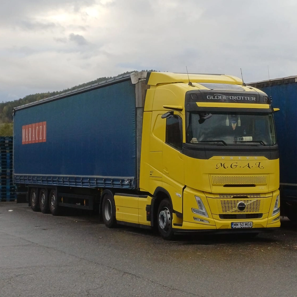 Camion Volvo modern si semiremorca cu prelata pentru transport international