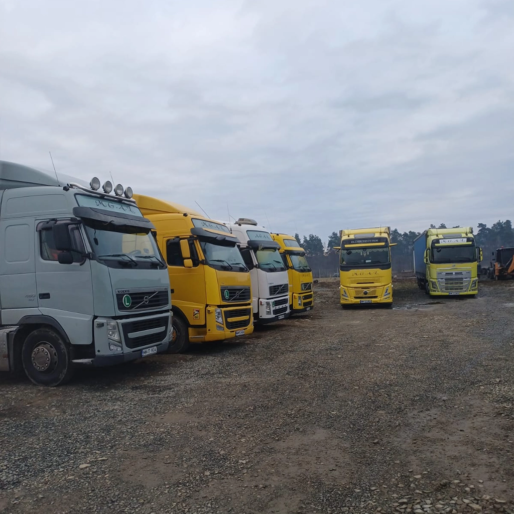 Camioanele firmei MGAL parcate la garajul firmei