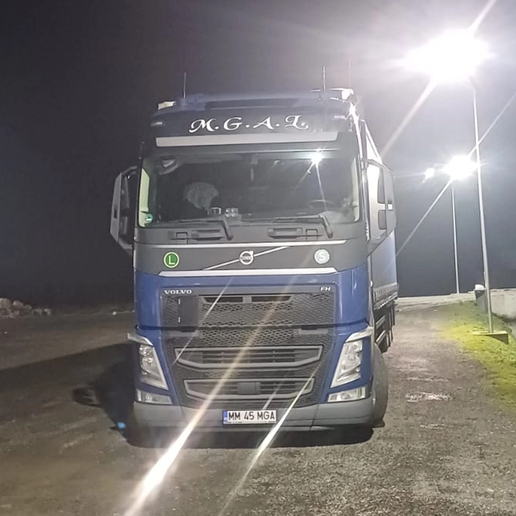 Camion Volvo fotografiat in parcare pe timp de noapte