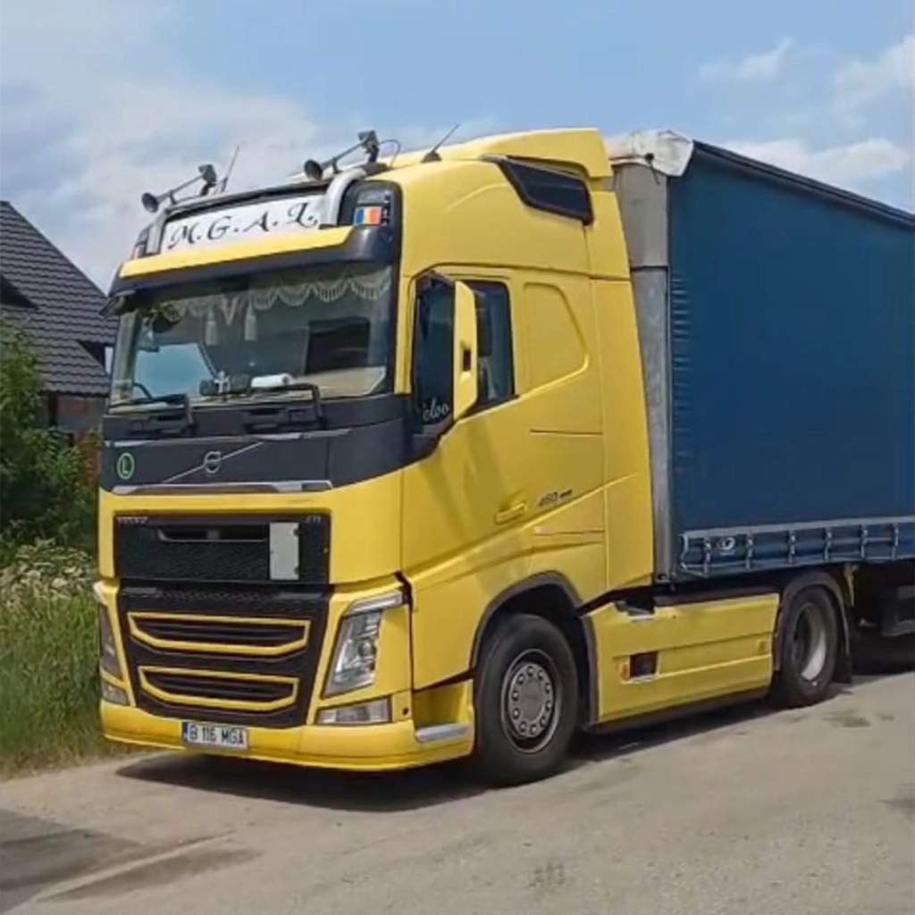 Camion Volvo din flota MGAL fotografiat dintr-o parte