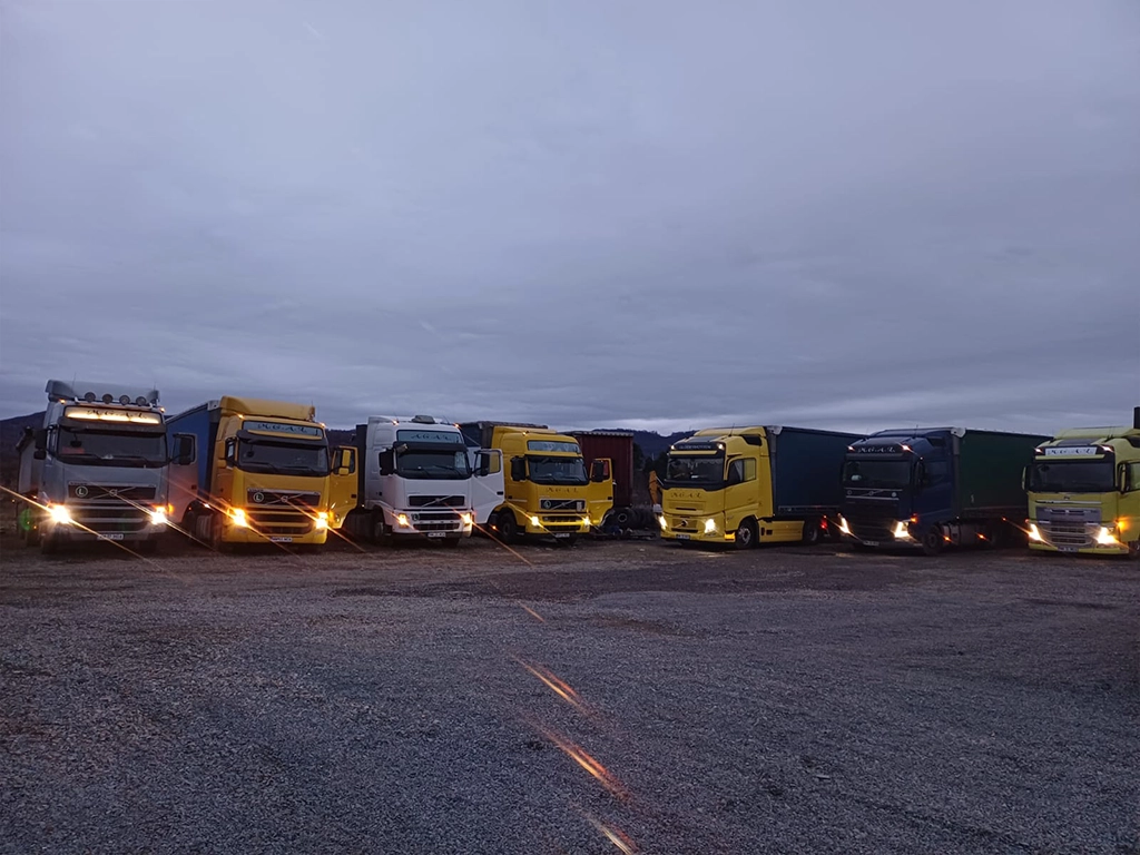 O fotografie artistica cu flota de camioane apartinand firmei MGAL Total Transport