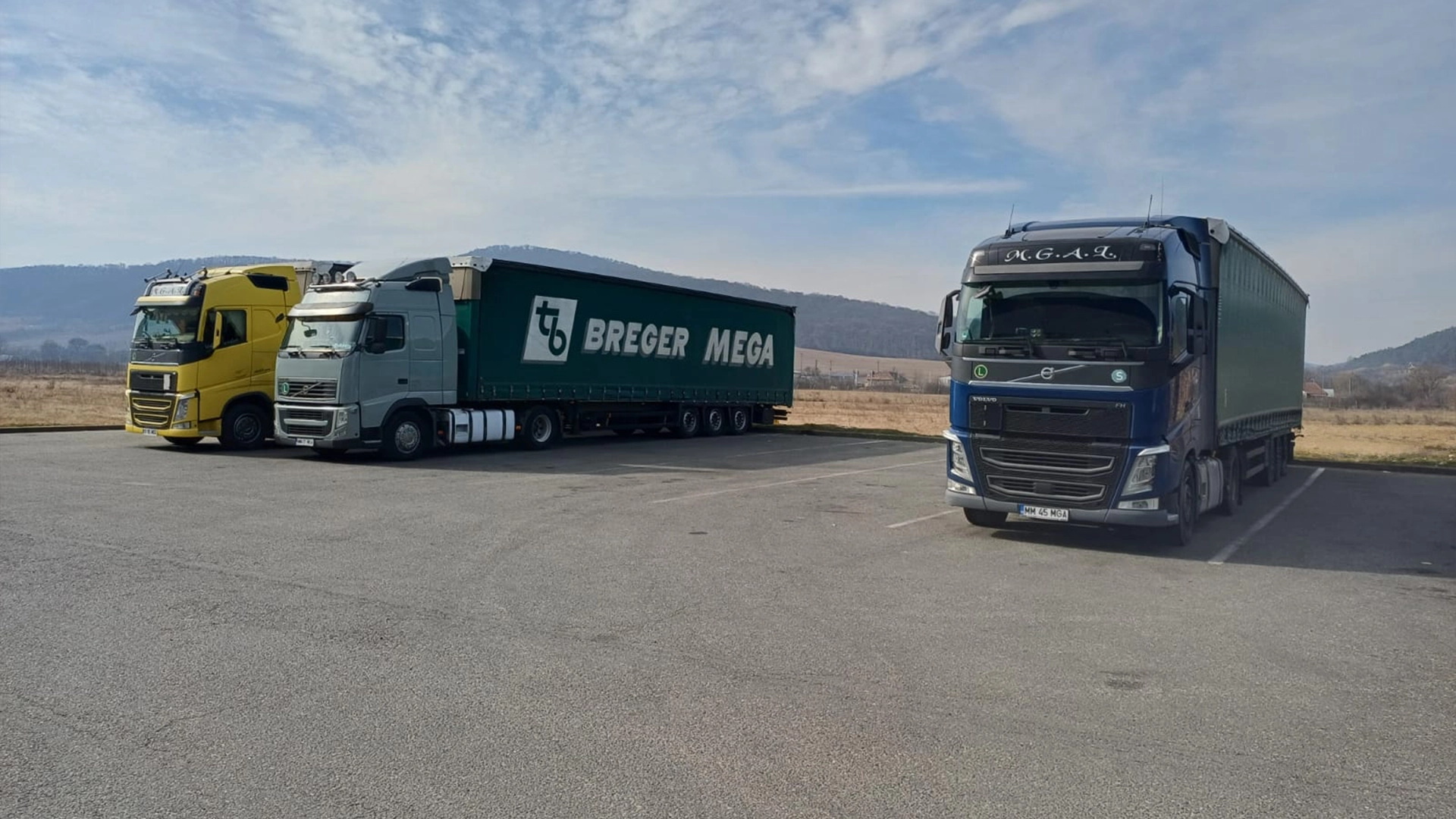 Camioanele Volvo din flota MGAL asteptand in parcare