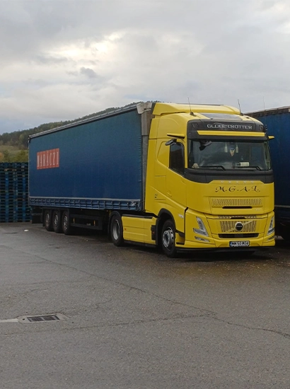 Camion Volvo si semiremorca cu prelata pentru transport marfuri generale